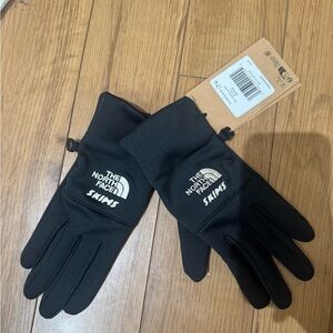 Skims X the north face gloves in black